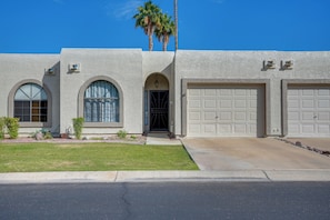 Exterior - Patio + Pool Access: Golf Getaway in Peoria (Peoria)