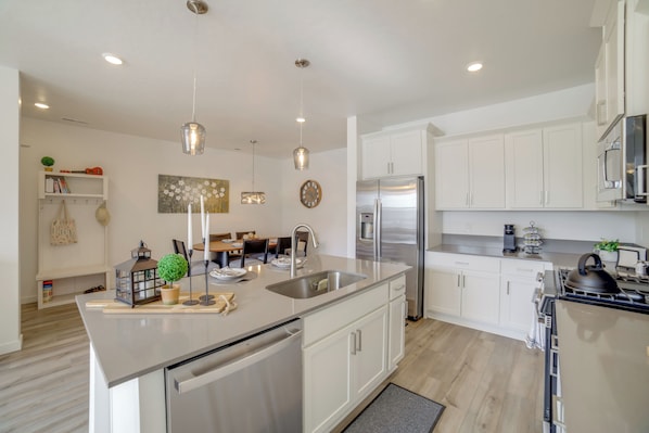 Fridge, microwave, stovetop, dishwasher - Patio, Park & Peace: 'Skyview Landing' in Eagle! (Eagle)