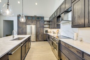 Fridge, microwave, stovetop, dishwasher