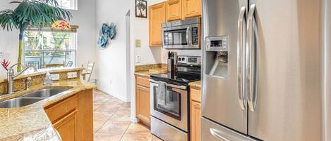 Réfrigérateur, micro-ondes, plaque de cuisson, lave-vaisselle