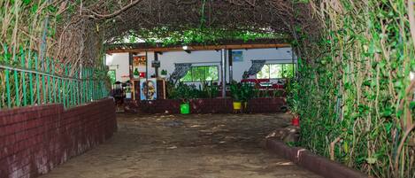 المنشأة من الخارج