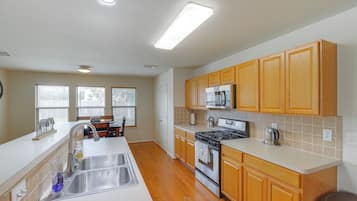 Frigorífic, microones, placa de cuina i rentaplats