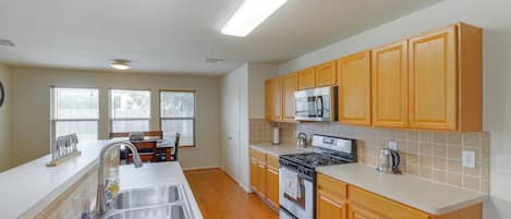 Fridge, microwave, stovetop, dishwasher