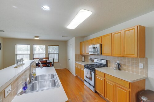 7 Mi to Downtown Baytown: Spacious Home w/ Yard