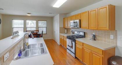 7 Mi to Downtown Baytown: Spacious Home w/ Yard