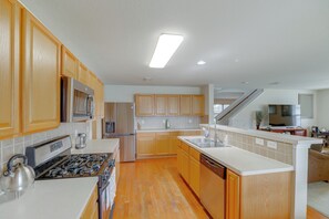 Kühlschrank, Mikrowelle, Herdplatte, Geschirrspüler