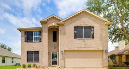 7 Mi to Downtown Baytown: Spacious Home w/ Yard