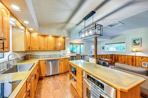 Microwave, stovetop, dishwasher, coffee/tea maker - 5 Mi to Mt Rainier Nat’l Park: Cozy Cabin w/ Deck! (Ashford)