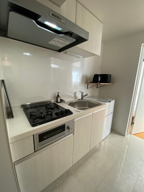 Microwave, stovetop - Comfortable space perfect for long-term stays and fully equipped kitchen for self-catering guests! (武蔵野市)