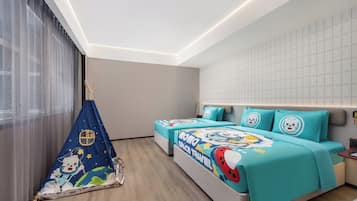 Moments Deluxe Family Room | Desk, free WiFi
