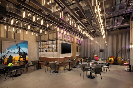 Interni. Moxy Dublin Docklands