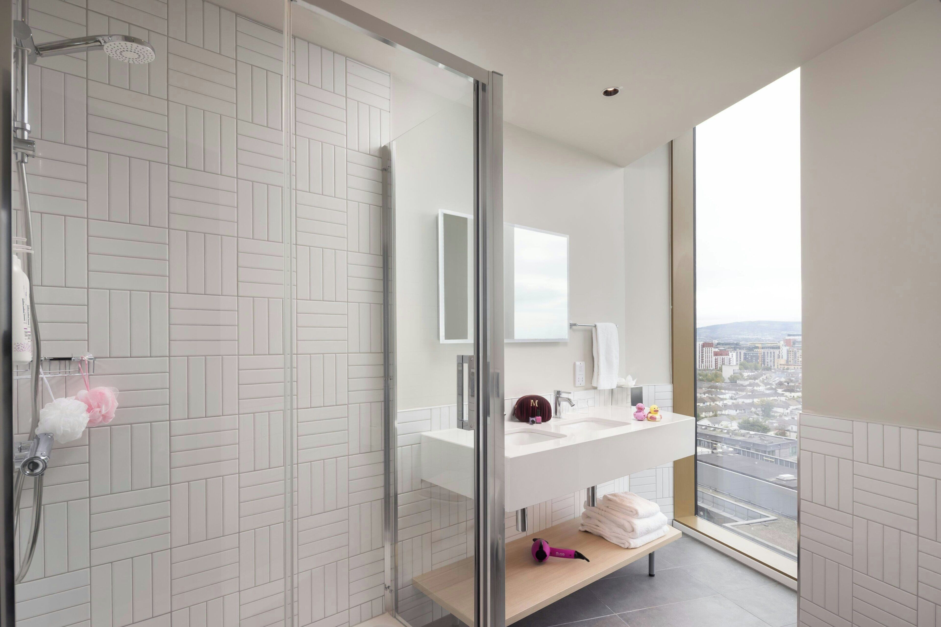 Shower, rainfall showerhead, free toiletries, hair dryer