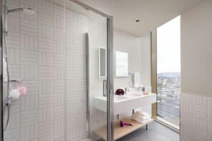 Shower, rainfall showerhead, free toiletries, hair dryer - Moxy Dublin Docklands (Dublin)