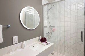 Shower, rainfall showerhead, free toiletries, hair dryer - Moxy Dublin Docklands (Dublin)