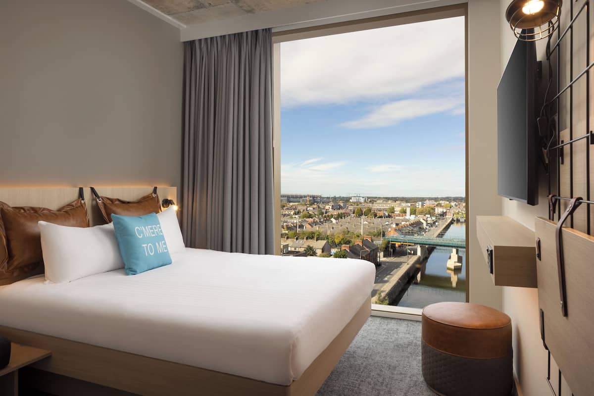Room, 1 King Bed | Desk, blackout curtains, soundproofing, free cots/infant beds