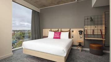 مكتب وستائر تعتيم وتجهيزات عازلة للصوت وأسرّة أطفال/رضّع (مجانًا)