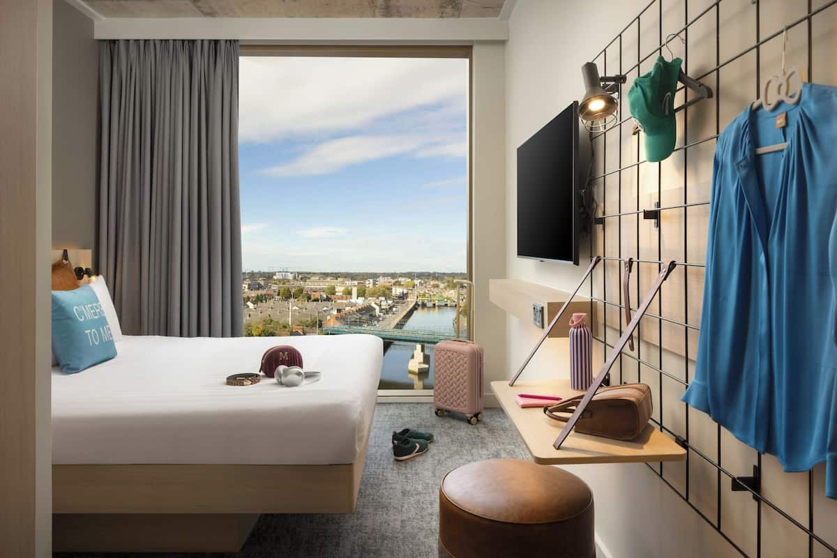 Quarto, 1 cama Queen | Escrivaninha, cortinas blackout, quartos à prova de som, berços grátis