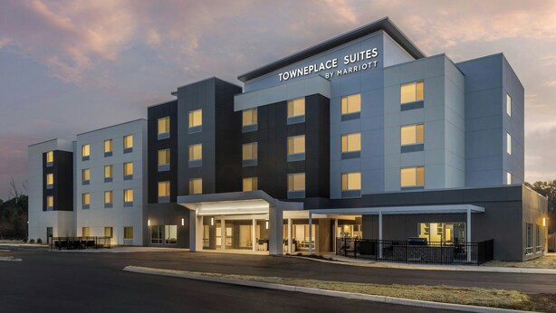 A multi-story hotel with a modern facade, a prominent entrance with a covered area, and a sign indicating it is a Marriott property. - Towneplace Suites By Marriott Newport News Airport (Yorktown)