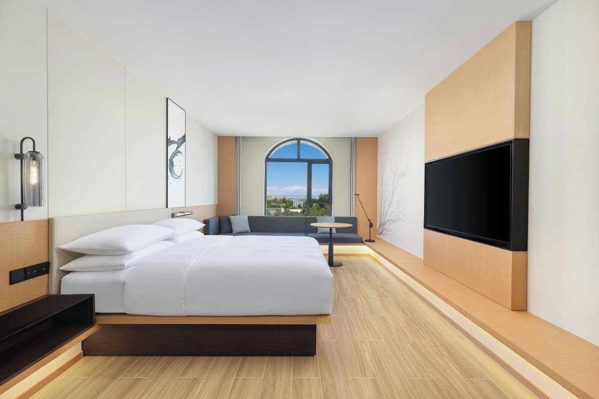 Superior Room, 1 King Bed, City View