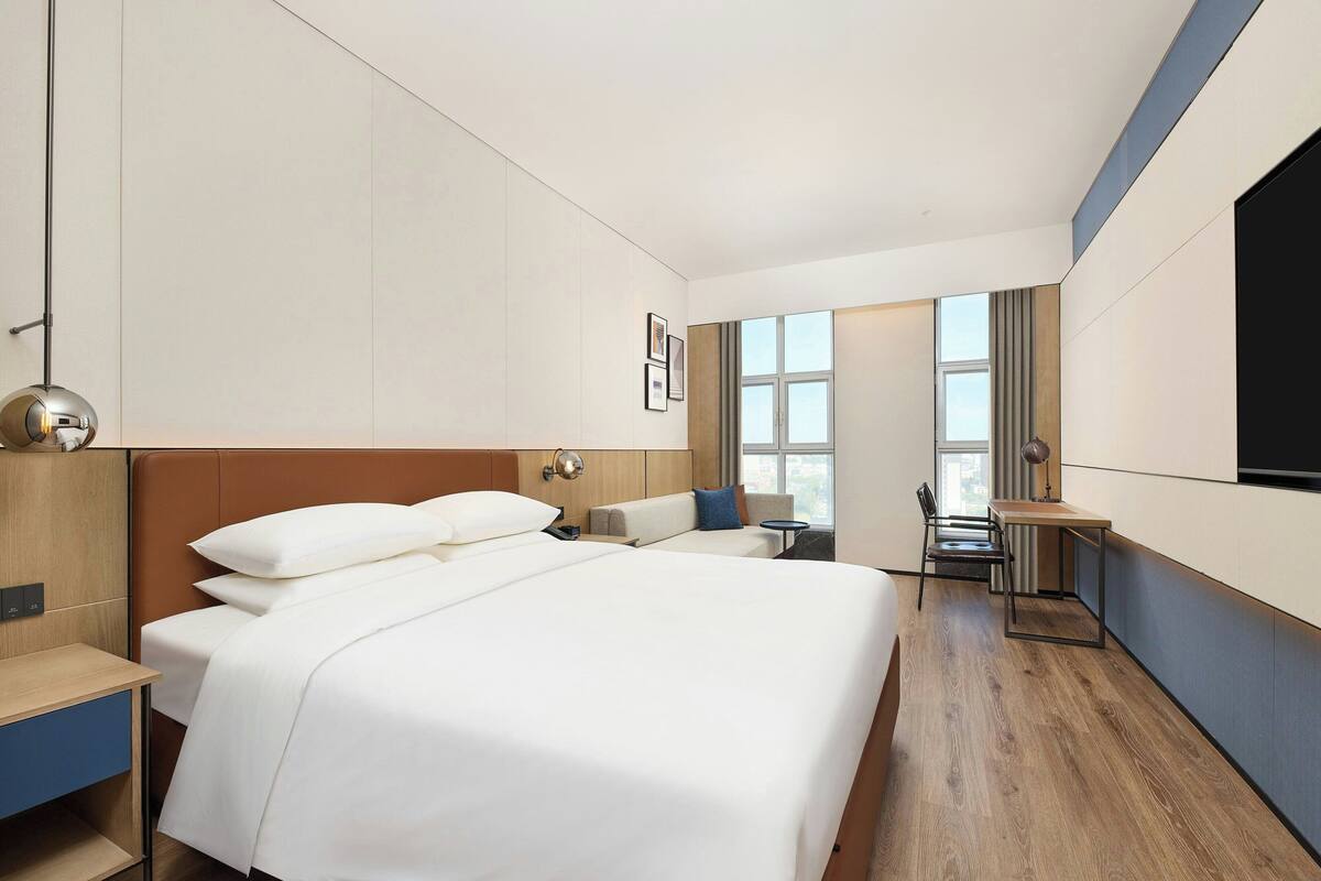 Room, 1 King Bed, City View