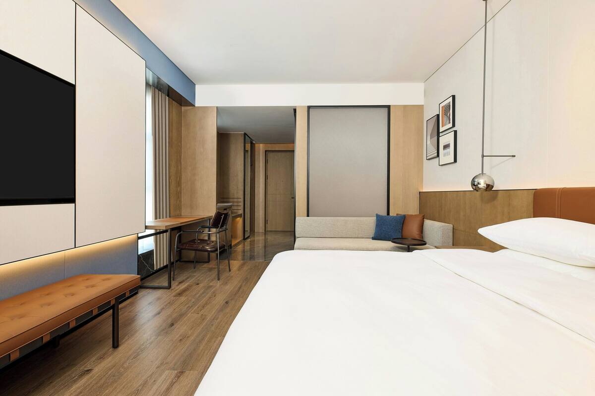 Superior Room, 1 King Bed, City View