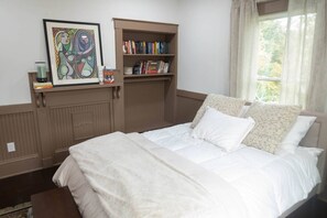 Tabla de planchar con plancha, wifi gratis, ropa de cama