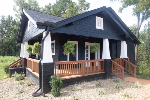 Salisbury Wellness Retreat! Country Calm & City Convenience w Cal King Suite, Office +20% off!