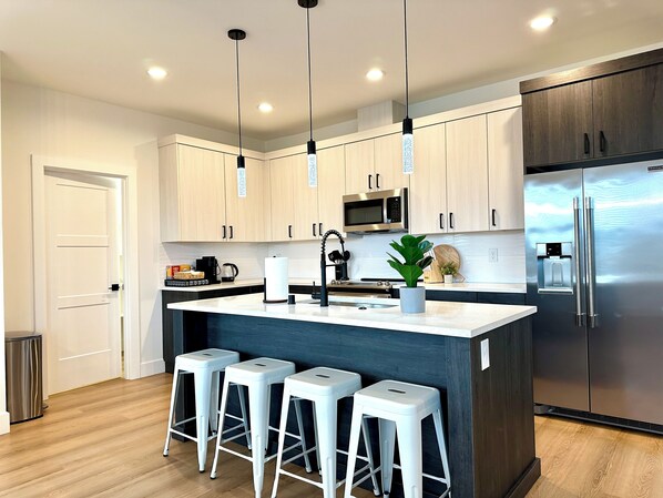 Private kitchen - Spacious 4-bedroom house with AC, WiFi in charming Vancouver (Vancouver)