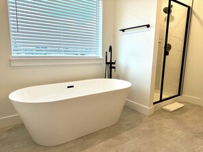 Shower, hair dryer, towels, soap - Spacious 4-bedroom house with AC, WiFi in charming Vancouver (Vancouver)