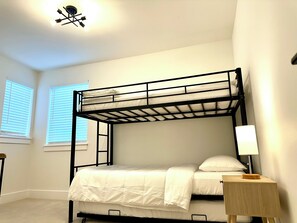 4 habitaciones, tabla de planchar con plancha, wifi y ropa de cama 