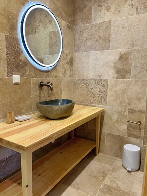 Douche, sèche-cheveux, serviettes fournies, savon