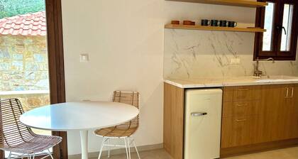 Charming 1-bedroom cottage with beautiful views in enchanting Mikros Prinos