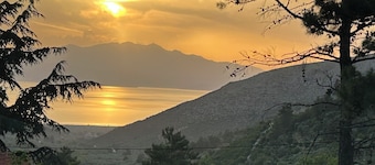 Charming 1-bedroom cottage with beautiful views in enchanting Mikros Prinos