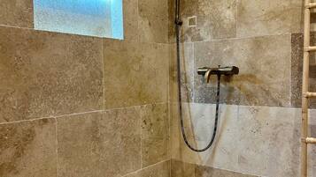 淋浴设施、吹风机、毛巾、肥皂