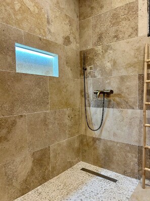 Dusche, Haartrockner, Handtücher, Seife
