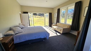 5 slaapkamers, een strijkplank/strijkijzer, gratis wifi, beddengoed