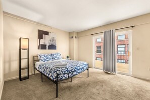 1 slaapkamer, een bureau, een strijkplank/strijkijzer, wifi