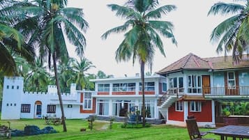 Vista frontal de la propiedad