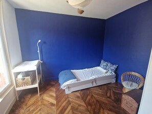 5 bedrooms, iron/ironing board, WiFi, bed sheets