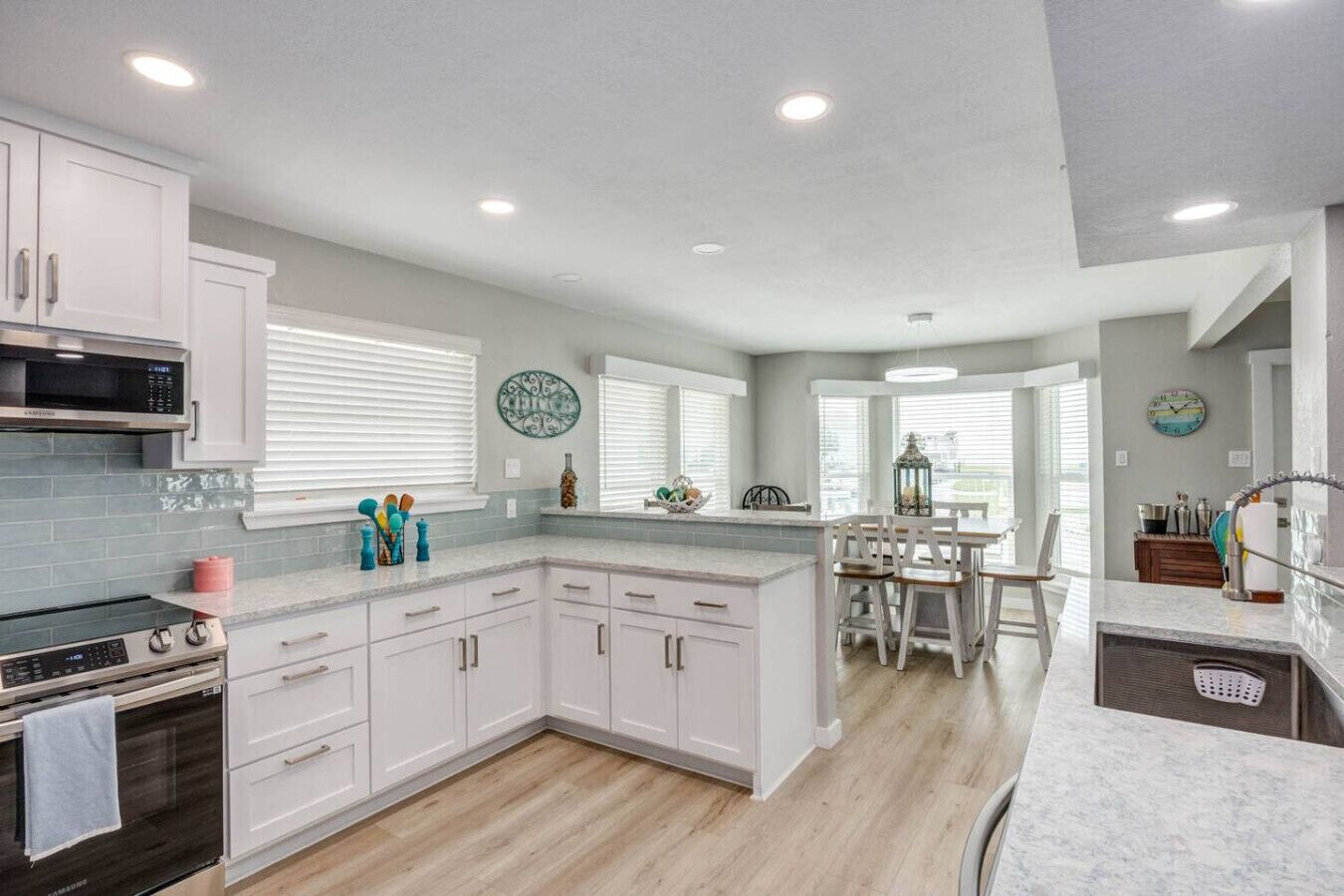 Jääkaappi, mikroaaltouuni, uuni, liesi