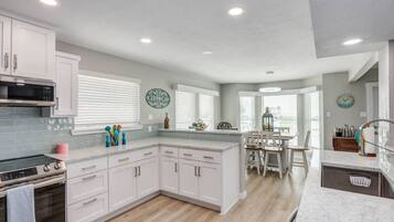 Jääkaappi, mikroaaltouuni, uuni, liesi