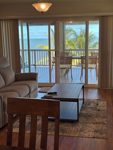 Oceanfront 3-Bedroom Home in Kahaluu, Kaneohe
30 days minimum rental.