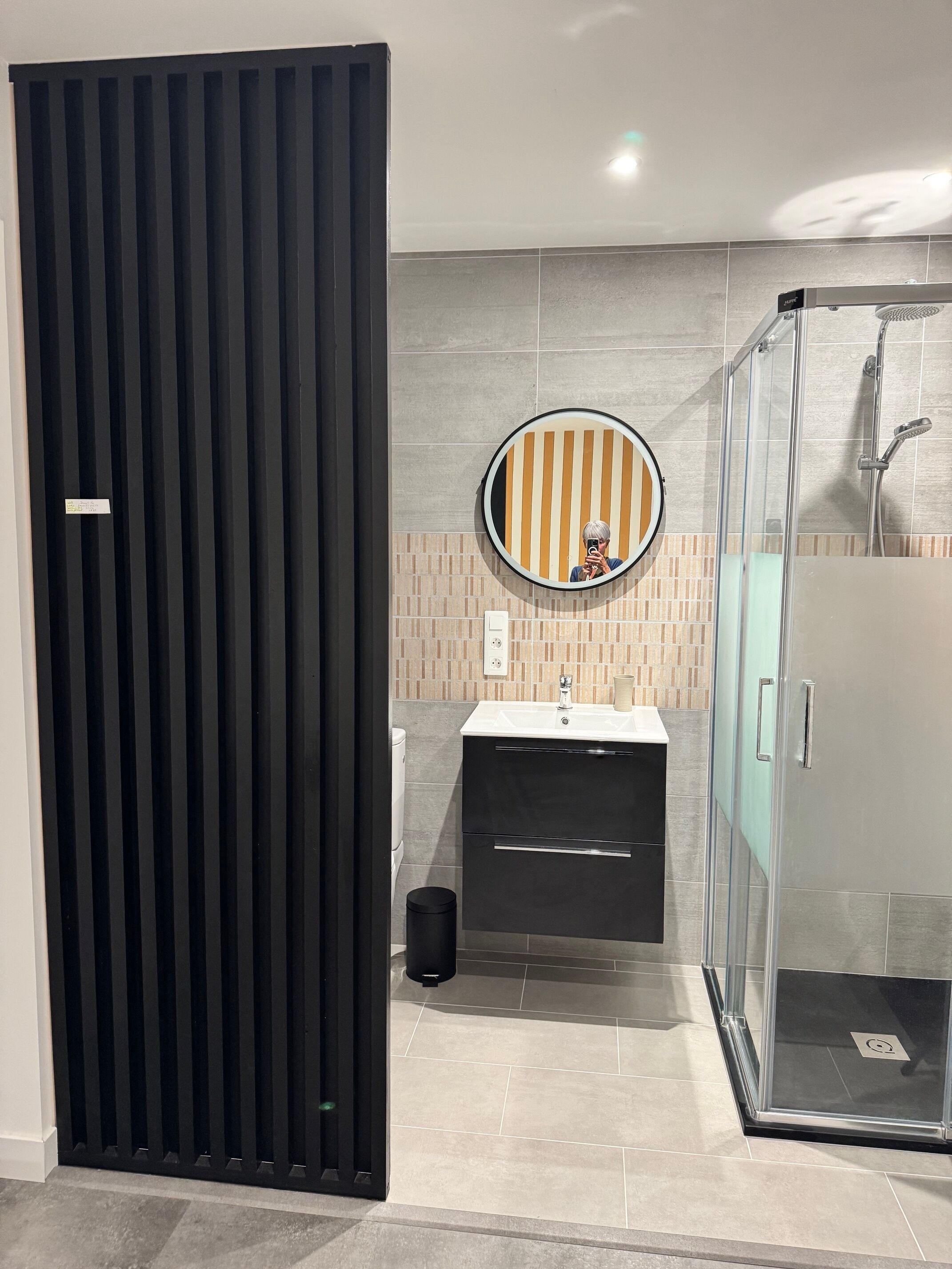 Douche, sèche-cheveux, serviettes fournies, papier toilette