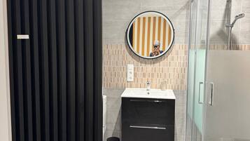 Een douche, een haardroger, handdoeken, toiletpapier