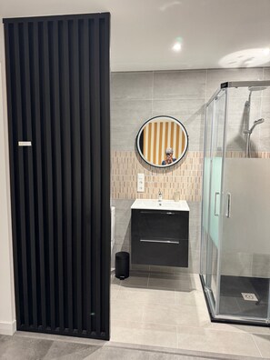 Dusj, hårføner, håndklær og toalettpapir