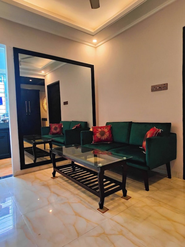 Studio, 1 Bedroom, Patio | Living room