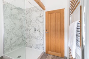 Shower, towels - Grange Cottage -  a holiday cottage that sleeps 6 guests  in 3 bedrooms (York)