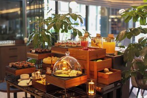 Petit déjeuner buffet (302500 IDR par personne)