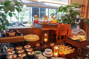 Tägliches Frühstücksbuffet gegen Gebühr