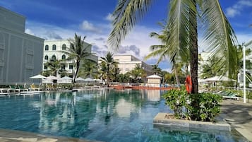3 outdoor pools